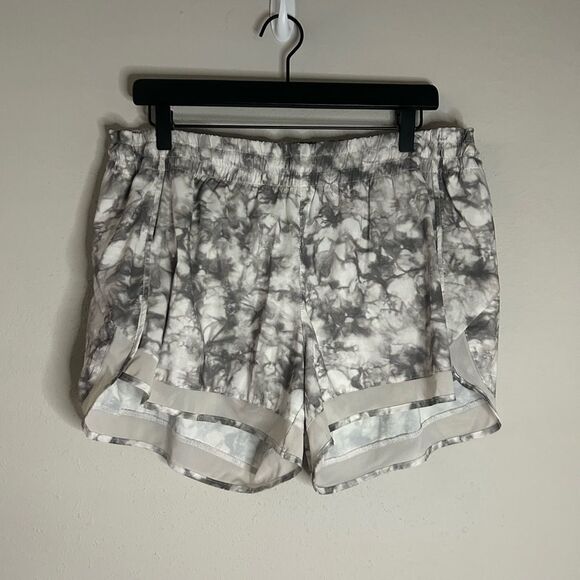 Athleta Printed Mesh Racer Run Short 4” in White Botanics - Picture 2 of 13